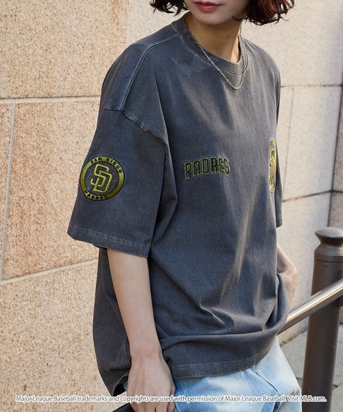 MLB(メジャーリーグベースボール)の「MLB/メジャーリーグベースボール 別注 ワッペン刺繍 ヴィンテージ加工 オーバーサイズ半袖Tシャツ(Tシャツ/カットソー・メンズ・グレイッシュベージュ/ブラック系/ピンク/ブラック/ブラウン/ネイビー・S/M/L)」の9枚目の写真