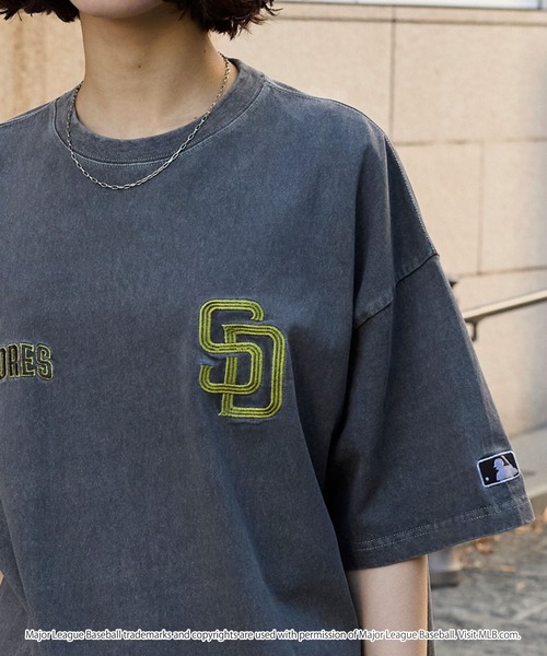MLB(メジャーリーグベースボール)の「MLB/メジャーリーグベースボール 別注 ワッペン刺繍 ヴィンテージ加工 オーバーサイズ半袖Tシャツ(Tシャツ/カットソー・メンズ・グレイッシュベージュ/ブラック系/ピンク/ブラック/ブラウン/ネイビー・S/M/L)」の12枚目の写真