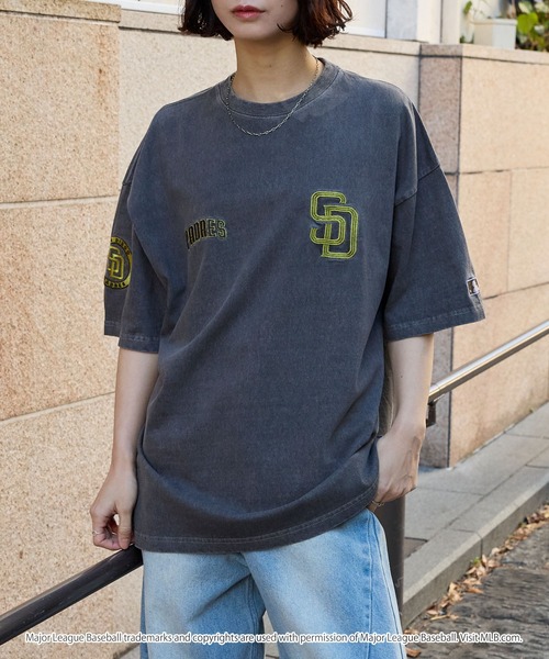 MLB(メジャーリーグベースボール)の「MLB/メジャーリーグベースボール 別注 ワッペン刺繍 ヴィンテージ加工 オーバーサイズ半袖Tシャツ(Tシャツ/カットソー・メンズ・グレイッシュベージュ/ブラック系/ピンク/ブラック/ブラウン/ネイビー・S/M/L)」の13枚目の写真