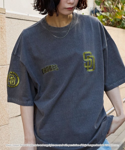 MLB(メジャーリーグベースボール)の「MLB/メジャーリーグベースボール 別注 ワッペン刺繍 ヴィンテージ加工 オーバーサイズ半袖Tシャツ(Tシャツ/カットソー・メンズ・グレイッシュベージュ/ブラック系/ピンク/ブラック/ブラウン/ネイビー・S/M/L)」の18枚目の写真