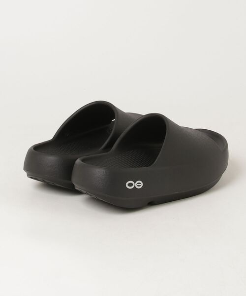OOFOS（ウーフォス）の「【OOFOS】OOahh+（サンダル・メンズ・ブラック/ホワイト・23/24/25/26/27/28）」の3枚目の写真