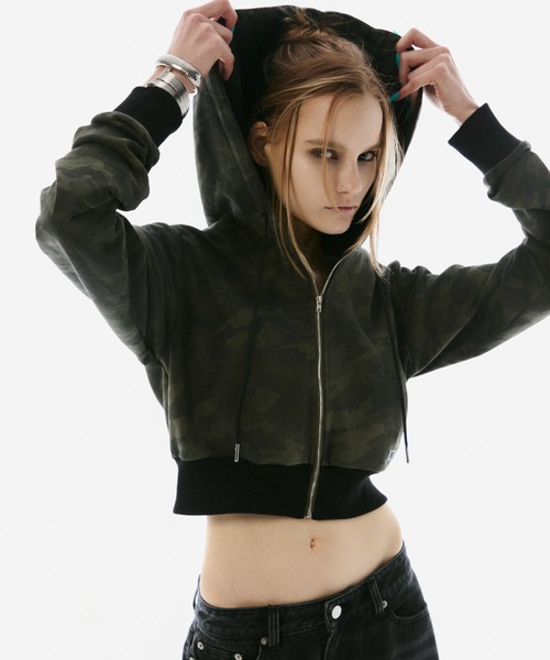 BLONDEY(ブロンディ)の「CROPPED ZIP HOODIE(パーカー・レディース・パイソン/カモフラージュ・FREE)」の2枚目の写真