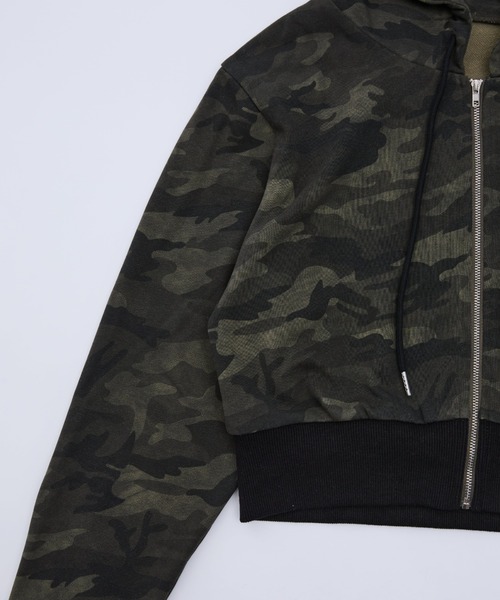 BLONDEY(ブロンディ)の「CROPPED ZIP HOODIE(パーカー・レディース・パイソン/カモフラージュ・FREE)」の4枚目の写真