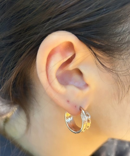 IRIEBEACH(アイリービーチ)の「feather hoop pierce/【ハワイアンジュエリー】【サージカルステンレス】【金属アレルギー対応】【IRIEBEACH / アイリービーチ】つけっぱなしOK(ピアス(片耳用)・レディース・ゴールド/ピンク/シルバー・FREE)」の2枚目の写真