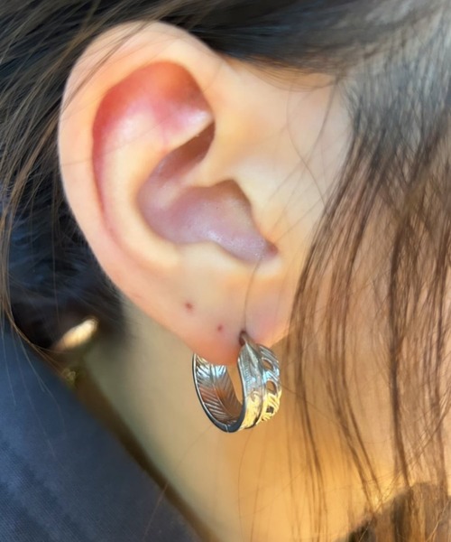 IRIEBEACH(アイリービーチ)の「feather hoop pierce/【ハワイアンジュエリー】【サージカルステンレス】【金属アレルギー対応】【IRIEBEACH / アイリービーチ】つけっぱなしOK(ピアス(片耳用)・レディース・ゴールド/ピンク/シルバー・FREE)」の3枚目の写真
