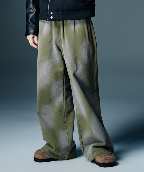 glamb(グラム)の「Distorted Sweat Wide Pants / ディストーテッドスウェットワイドパンツ(その他パンツ・メンズ・ブラック/カーキ・S/M/L)」の2枚目の写真