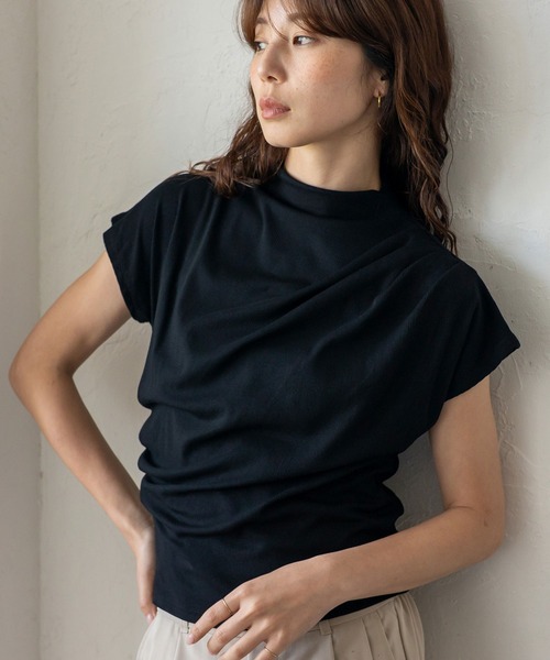 VitaFelice(ヴィータフェリーチェ)の「ドレープギャザーハイネックリブトップス(Tシャツ/カットソー・レディース・ホワイト/ブラック/ベージュ/グリーン・FREE)」の3枚目の写真