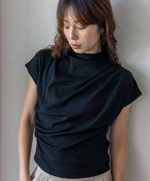 VitaFelice(ヴィータフェリーチェ)の「ドレープギャザーハイネックリブトップス(Tシャツ/カットソー・レディース・ホワイト/ブラック/ベージュ/グリーン・FREE)」の5枚目の写真