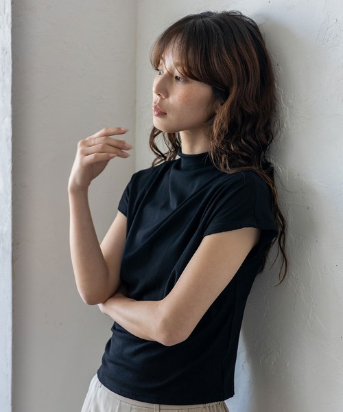 VitaFelice(ヴィータフェリーチェ)の「ドレープギャザーハイネックリブトップス(Tシャツ/カットソー・レディース・ホワイト/ブラック/ベージュ/グリーン・FREE)」の6枚目の写真