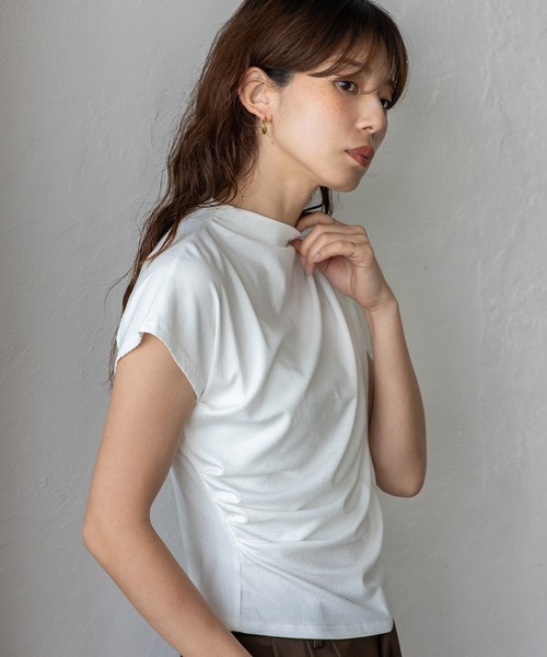 VitaFelice(ヴィータフェリーチェ)の「ドレープギャザーハイネックリブトップス(Tシャツ/カットソー・レディース・ホワイト/ブラック/ベージュ/グリーン・FREE)」の10枚目の写真