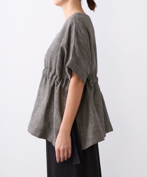 MICA&DEAL（マイカ＆ディール）の「ヘンプポンチョブラウス（シャツ/ブラウス・レディース・ブラック/グレイッシュベージュ・FREE）」の17枚目の写真