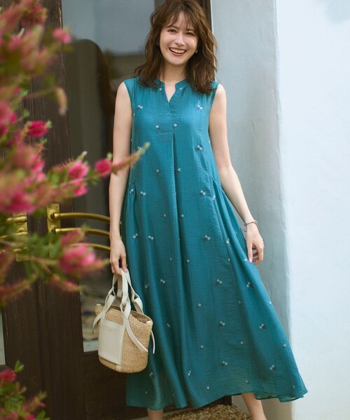 23区（ニジュウサンク）の「シアーワッシャー 刺繍 ワンピース（ワンピース・レディース・ブラック系/パイングリーン系/ダークブラウン系・38）」の3枚目の写真
