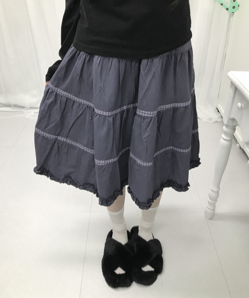 SOME PLACE（サムプレイス）の「チェック配色フリルポイントボリュームフレアカンカンミディスカート[ネイビー]（スカート・レディース・ネイビー・FREE）」の5枚目の写真