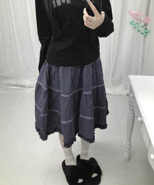 SOME PLACE（サムプレイス）の「チェック配色フリルポイントボリュームフレアカンカンミディスカート[ネイビー]（スカート・レディース・ネイビー・FREE）」の6枚目の写真