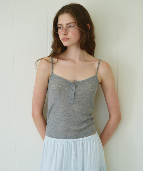 ROLAROLA(ロラロラ)の「BUTTON SLEEVELESS M/GRAY(Tシャツ/カットソー・レディース・ヘザーグレー・SMALL/MEDIUM)」の2枚目の写真