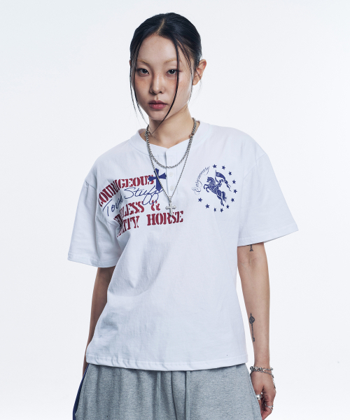 EASY NO EASY(イージーノーイージー)の「ホースレタリングヘンリーネッククロップTシャツ - ホワイト(Tシャツ/カットソー・レディース・その他・1/2)」の3枚目の写真