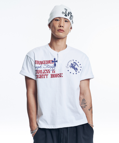 EASY NO EASY(イージーノーイージー)の「ホースレタリングヘンリーネッククロップTシャツ - ホワイト(Tシャツ/カットソー・レディース・その他・1/2)」の4枚目の写真
