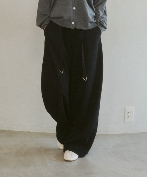 ELTONE（エルトーン）の「ベルトディテールワイドスウェットパンツ（その他パンツ・レディース・グレー/ブラック・SMALL/MEDIUM）」の3枚目の写真