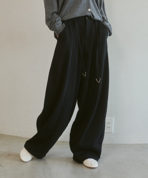 ELTONE（エルトーン）の「ベルトディテールワイドスウェットパンツ（その他パンツ・レディース・グレー/ブラック・SMALL/MEDIUM）」の7枚目の写真