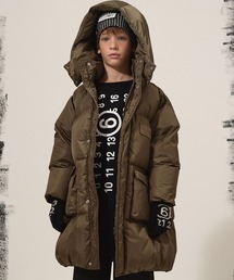 MM6 Maison Margiela(エムエムシックス メゾン マルジェラ)の「MM6 Maison Margiela(エムエムシックス メゾン マルジェラ)Kids & Junior ワンポイントブランドロゴダウンコート(ブルゾン)」