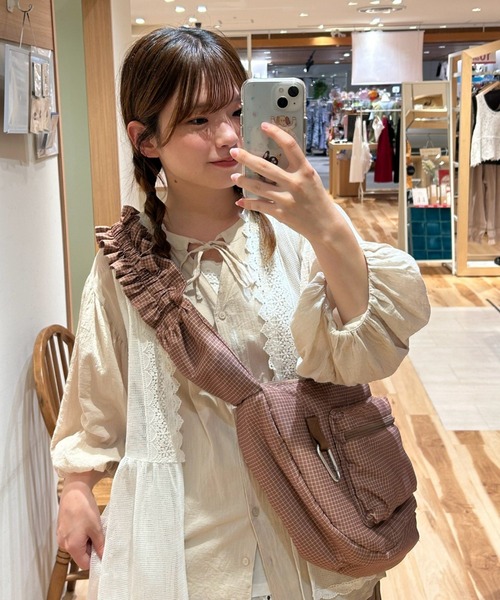 Samansa Mos2(サマンサ モスモス)の「【Cross×Staff】ボトルポケ付/ハーフムーンフリルbag(ハンドバッグ・レディース・チャコールグレー/キャメル/オフホワイト・F)」の3枚目の写真