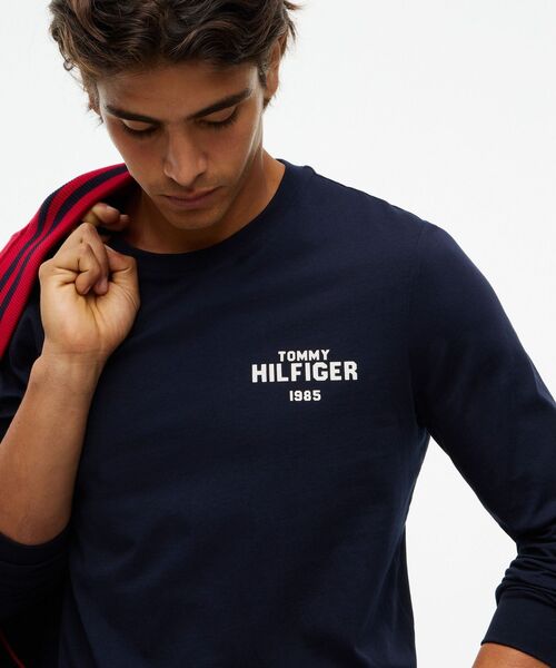 TOMMY HILFIGER(トミーヒルフィガー)の「1985グラフィックロングスリーブTシャツ(Tシャツ/カットソー・メンズ・ホワイト/ネイビー/グリーン・MEDIUM/SMALL/LARGE/X-LARGE)」の5枚目の写真