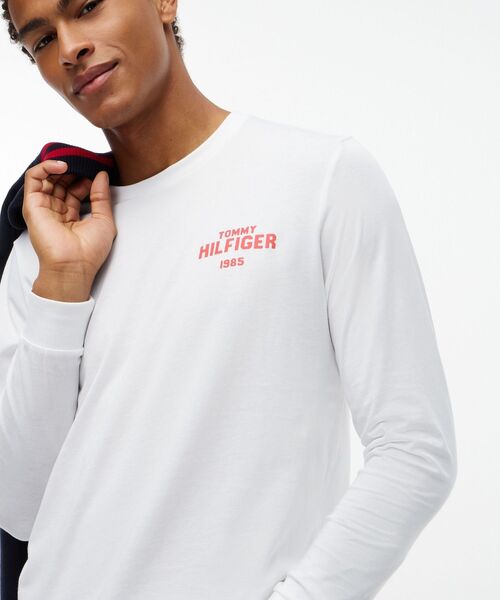 TOMMY HILFIGER(トミーヒルフィガー)の「1985グラフィックロングスリーブTシャツ(Tシャツ/カットソー・メンズ・ホワイト/ネイビー/グリーン・MEDIUM/SMALL/LARGE/X-LARGE)」の16枚目の写真