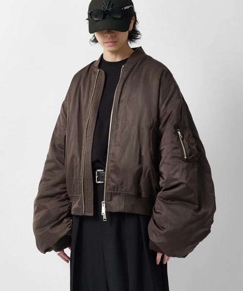 Lui's（ルイス）の「【Neucon】SHIRRING ARM DOUBLE ZIP MA-1 / シャーリングアームダブルジップボンバージャケット / MA1（MA-1・メンズ・ブラック/チャコールグレー・1/2）」の2枚目の写真