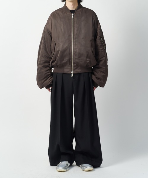 Lui's（ルイス）の「【Neucon】SHIRRING ARM DOUBLE ZIP MA-1 / シャーリングアームダブルジップボンバージャケット / MA1（MA-1・メンズ・ブラック/チャコールグレー・1/2）」の3枚目の写真