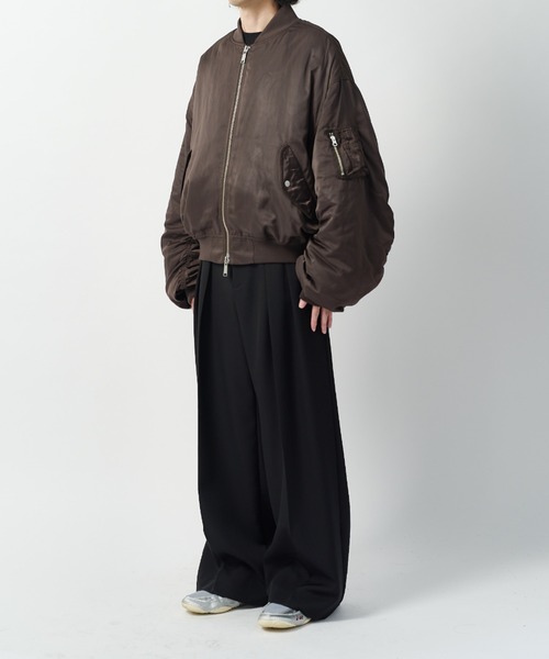 Lui's（ルイス）の「【Neucon】SHIRRING ARM DOUBLE ZIP MA-1 / シャーリングアームダブルジップボンバージャケット / MA1（MA-1・メンズ・ブラック/チャコールグレー・1/2）」の4枚目の写真
