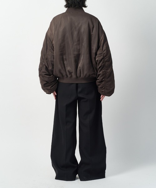 Lui's（ルイス）の「【Neucon】SHIRRING ARM DOUBLE ZIP MA-1 / シャーリングアームダブルジップボンバージャケット / MA1（MA-1・メンズ・ブラック/チャコールグレー・1/2）」の5枚目の写真