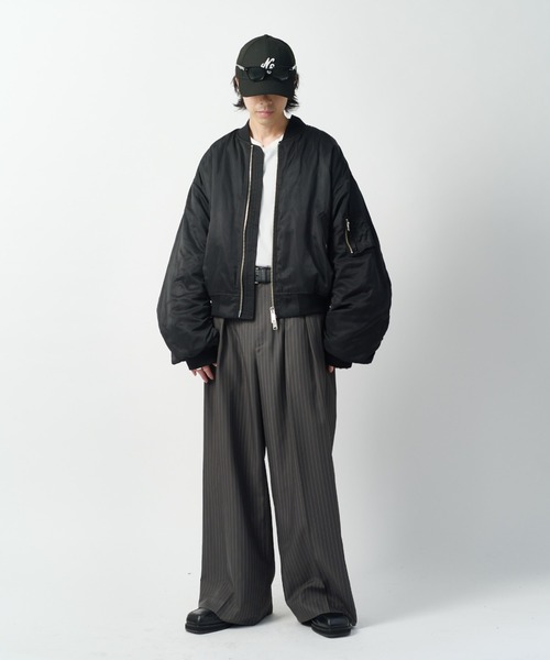 Lui's（ルイス）の「【Neucon】SHIRRING ARM DOUBLE ZIP MA-1 / シャーリングアームダブルジップボンバージャケット / MA1（MA-1・メンズ・ブラック/チャコールグレー・1/2）」の21枚目の写真