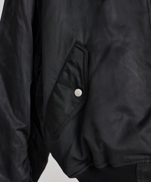 Lui's（ルイス）の「【Neucon】SHIRRING ARM DOUBLE ZIP MA-1 / シャーリングアームダブルジップボンバージャケット / MA1（MA-1・メンズ・ブラック/チャコールグレー・1/2）」の13枚目の写真