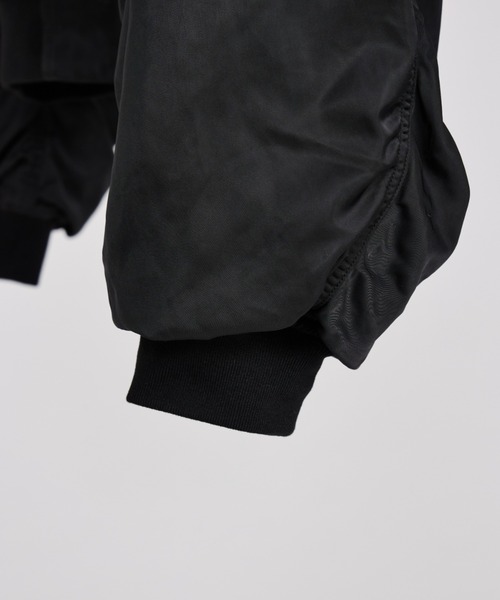 Lui's（ルイス）の「【Neucon】SHIRRING ARM DOUBLE ZIP MA-1 / シャーリングアームダブルジップボンバージャケット / MA1（MA-1・メンズ・ブラック/チャコールグレー・1/2）」の17枚目の写真