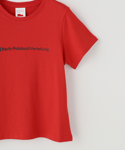 Geek Office(ギークオフィス)の「【Geek Office / ギークオフィス】BERLIN PHOTOBOOK / 002 BFV CENTER LOGO TEE(Tシャツ/カットソー・レディース・レッド・SMALL)」の3枚目の写真