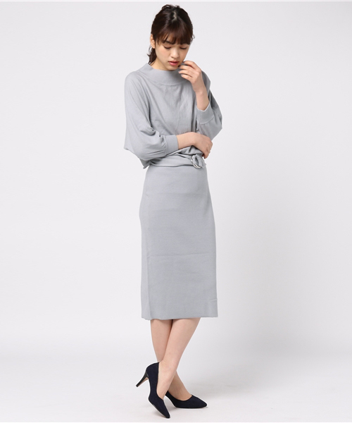 mysty woman(ミスティウーマン)の「ナイロンプレーティングベルト付きドルマンワンピース(ワンピース・レディース・オフホワイト/グレイッシュブルー/ブラック・FREE)」の3枚目の写真