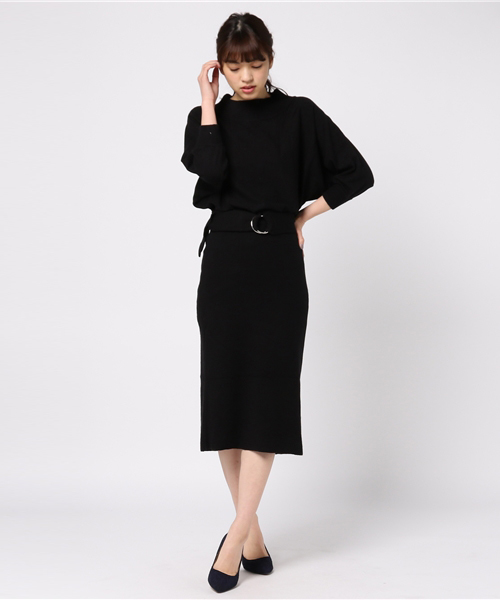 mysty woman(ミスティウーマン)の「ナイロンプレーティングベルト付きドルマンワンピース(ワンピース・レディース・オフホワイト/グレイッシュブルー/ブラック・FREE)」の2枚目の写真