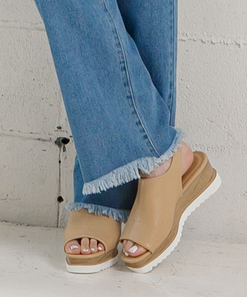 KOBE LETTUCE（コウベレタス）の「バックストラップソフトレザータッチウェッジソールサンダル（サンダル・レディース・アイボリー/キャメル/ブラック・L/LL/M/S）」の3枚目の写真