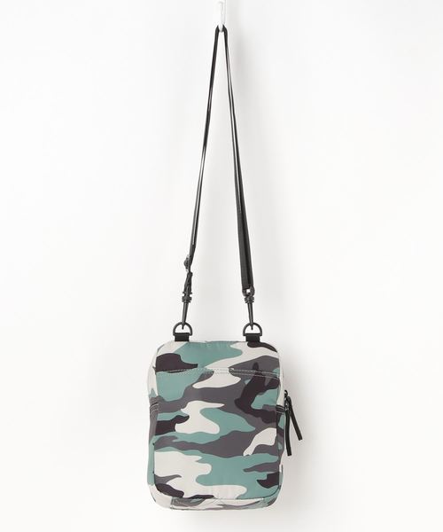 Guess（ゲス）の「ORIGINALS Camo Print Nylon Camera Bag（ショルダーバッグ）」 WEAR
