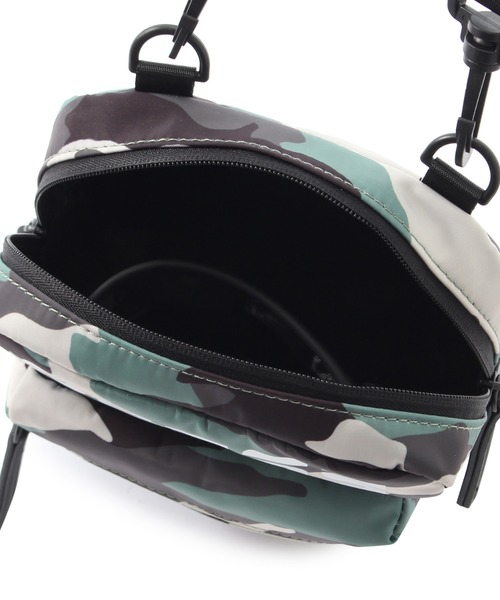 Guess（ゲス）の「ORIGINALS Camo Print Nylon Camera Bag（ショルダーバッグ）」 WEAR