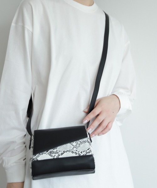 PAGEBOY（ページボーイ）の「カラーパッチミニショルダー（ショルダーバッグ・レディース・ブラック×パープル/パイソン・FREE）」の3枚目の写真