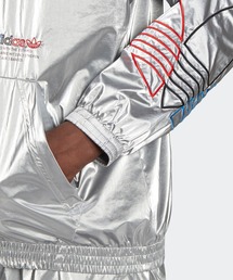 アディダス 銀アディカラー トリコロールメタリック ナイロンジャケット 女性M adidas（アディダス）の「アディカラー トリコロール メタリック