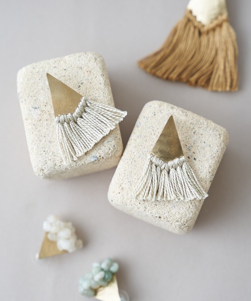 ear PAPILLONNER(イアパピヨネ)の「【SURUME.】 フリンジピアス(ピアス(両耳用)・レディース・グリーン/ホワイト/ブラウン・FREE)」の2枚目の写真