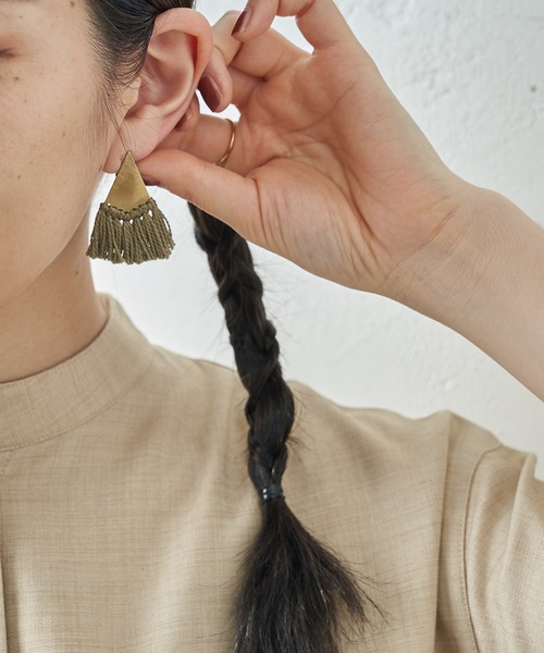 ear PAPILLONNER(イアパピヨネ)の「【SURUME.】 フリンジピアス(ピアス(両耳用)・レディース・グリーン/ホワイト/ブラウン・FREE)」の5枚目の写真