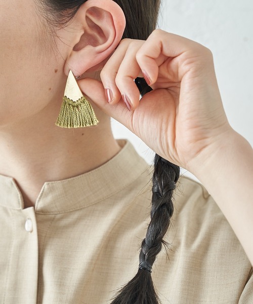 ear PAPILLONNER(イアパピヨネ)の「【SURUME.】 フリンジピアス(ピアス(両耳用)・レディース・グリーン/ホワイト/ブラウン・FREE)」の10枚目の写真