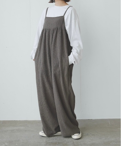 flaner（フラネ）の「ルーズシャーリングサロペット（サロペット/オーバーオール・レディース・ブラック/グレイッシュベージュ・FREE）」の3枚目の写真