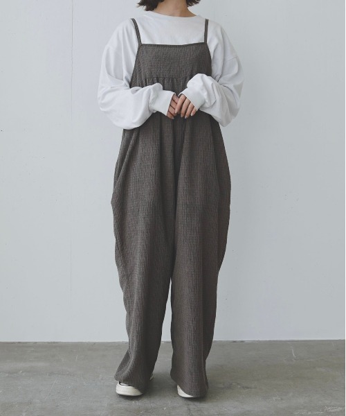 flaner（フラネ）の「ルーズシャーリングサロペット（サロペット/オーバーオール・レディース・ブラック/グレイッシュベージュ・FREE）」の4枚目の写真