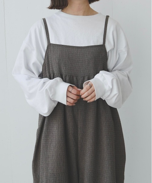 flaner（フラネ）の「ルーズシャーリングサロペット（サロペット/オーバーオール・レディース・ブラック/グレイッシュベージュ・FREE）」の6枚目の写真