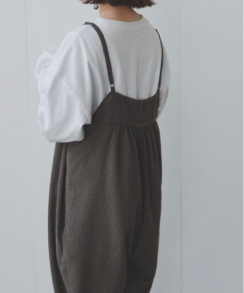 flaner（フラネ）の「ルーズシャーリングサロペット（サロペット/オーバーオール・レディース・ブラック/グレイッシュベージュ・FREE）」の7枚目の写真
