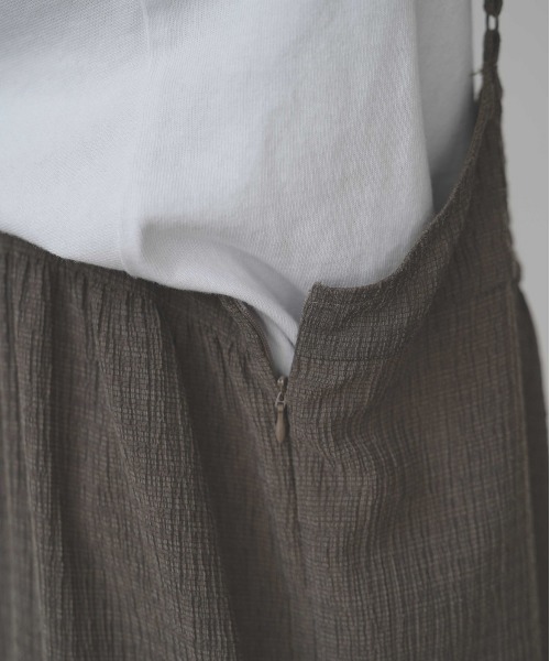 flaner（フラネ）の「ルーズシャーリングサロペット（サロペット/オーバーオール・レディース・ブラック/グレイッシュベージュ・FREE）」の10枚目の写真